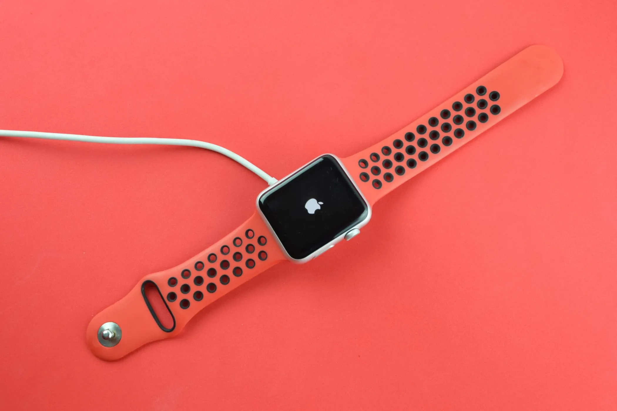 Chiếc Apple Watch đang sạc, biểu tượng cho sự tạm ngắt kết nối và nghỉ ngơi.