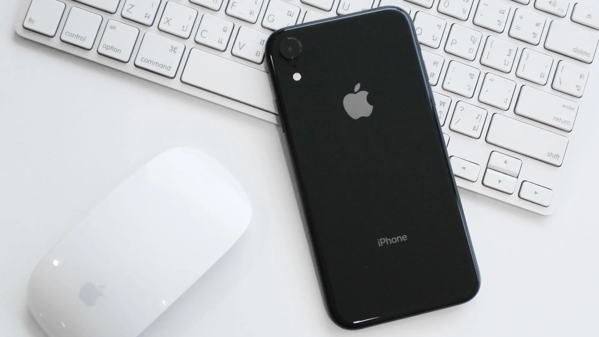Chiếc iPhone XR với camera đơn trên bàn, minh họa cho chất lượng ảnh tuyệt vời từ một cảm biến duy nhất