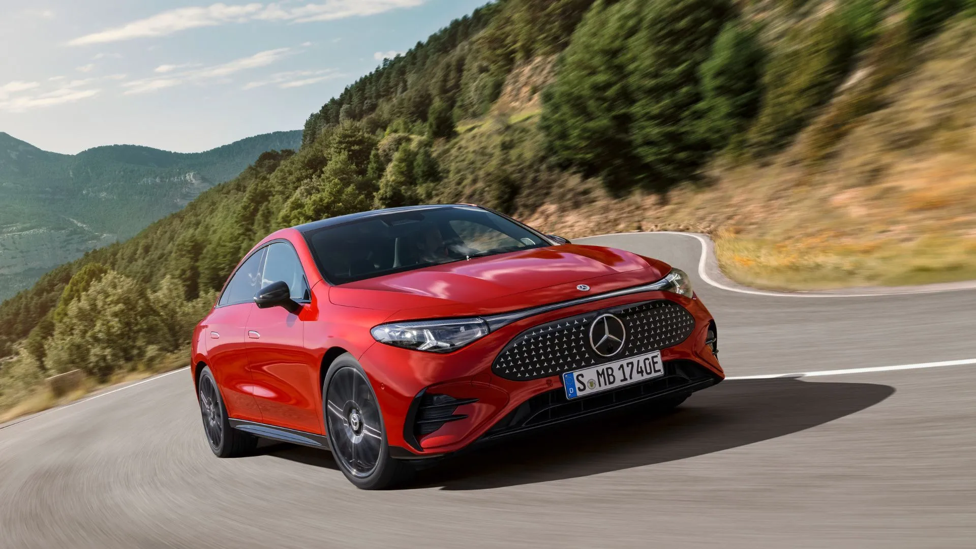 Chiếc Mercedes-Benz CLA 2026 màu xám đang di chuyển trên đường.