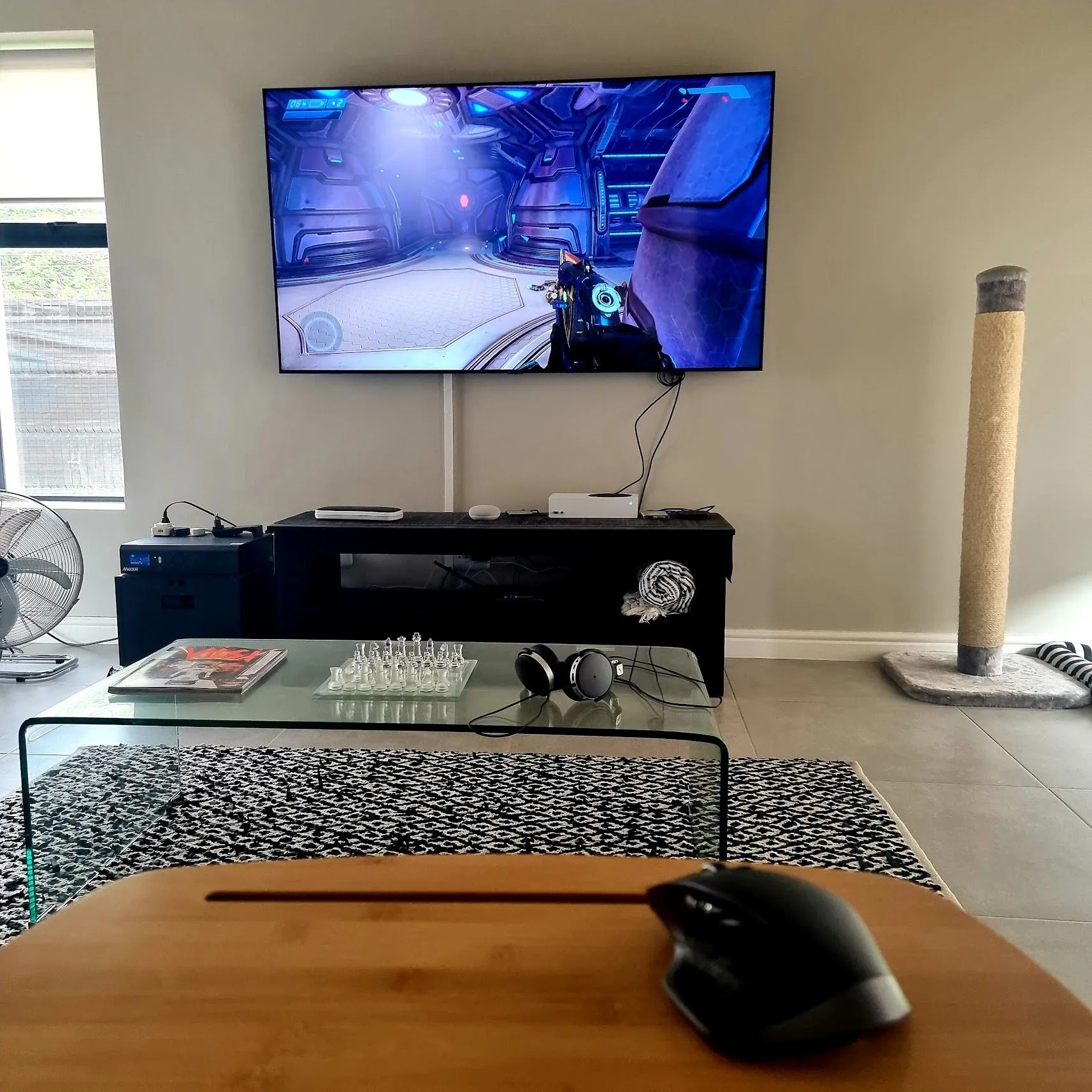 Chơi game Halo trên Xbox bằng bàn phím và chuột không dây, minh họa khả năng hỗ trợ chuột của console.