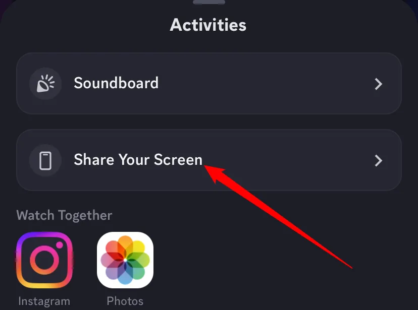 Chọn &quot;Share Your Screen&quot; từ danh sách hoạt động trên Discord điện thoại.