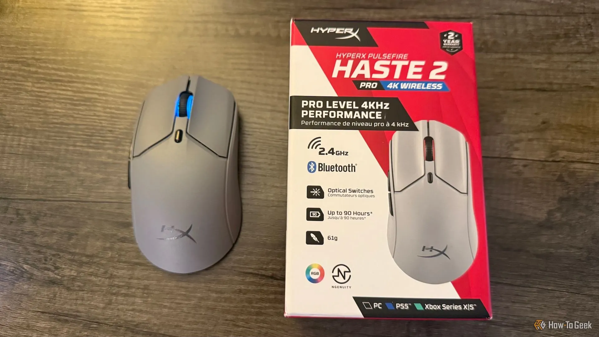 Chuột HyperX Pulsefire Haste 2 Pro và hộp đựng trên bàn.
