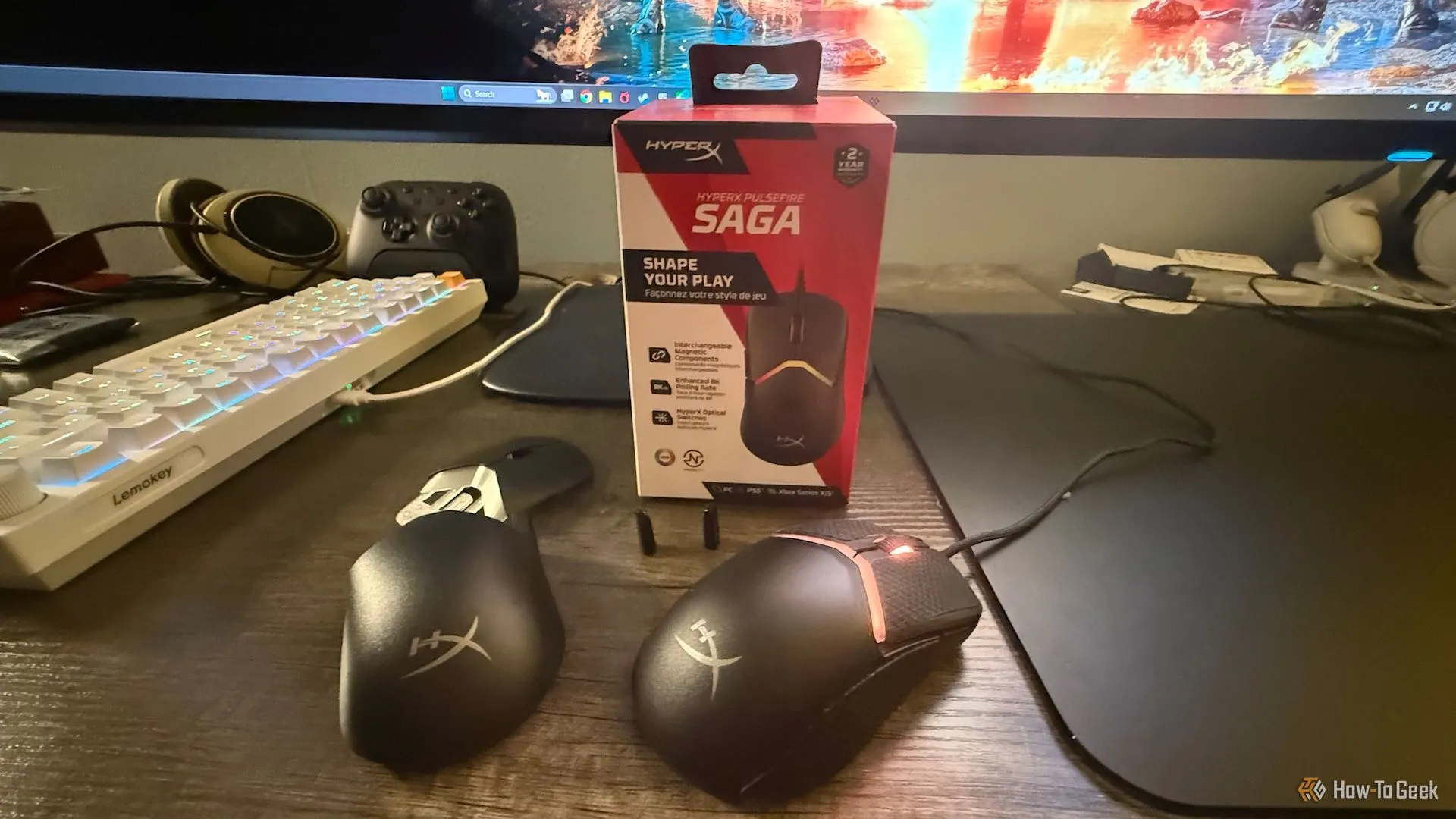 Chuột HyperX Pulsefire Saga trên bàn làm việc cùng các phụ kiện mô-đun và hộp đựng sản phẩm