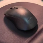 Chuột JLab Flow không dây với thiết kế công thái học trên bàn di chuột