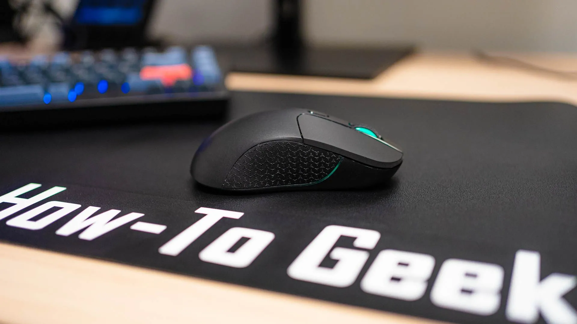 Chuột không dây Keychron M3 trên tấm lót bàn làm việc của How To Geek