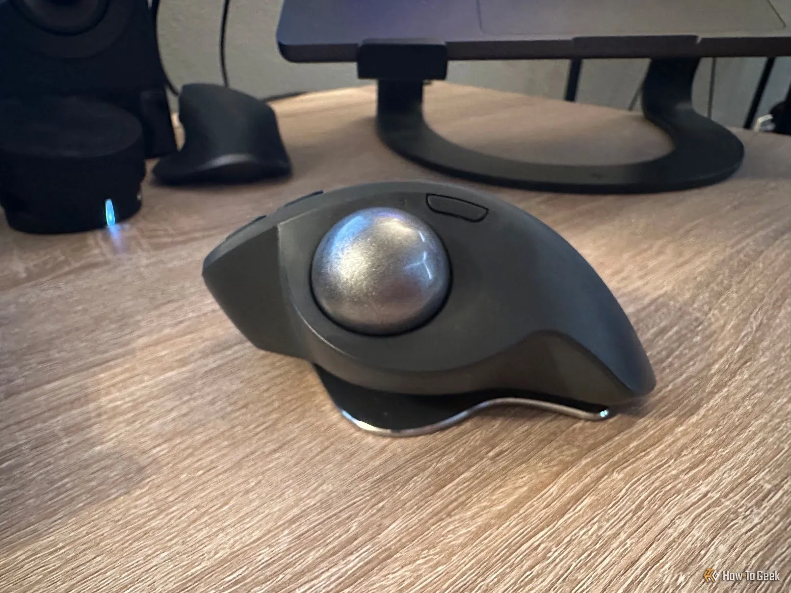 Chuột Logitech MX Ergo S đặt trên bàn