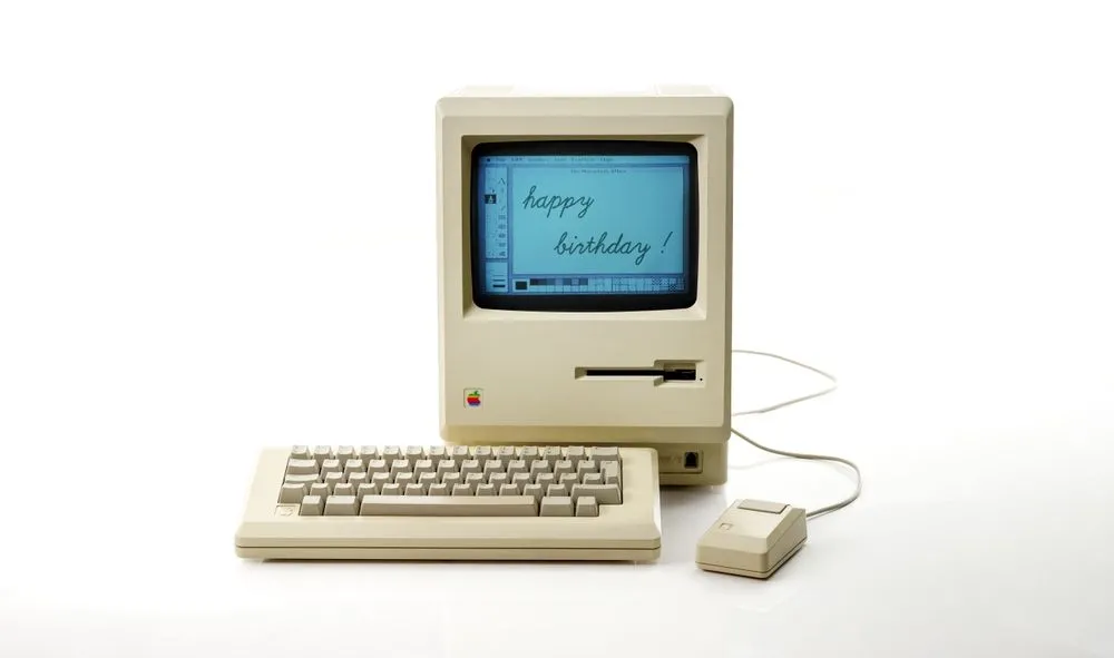Chụp cận cảnh máy tính Macintosh 128k nguyên bản, sản phẩm đã đưa giao diện người dùng đồ họa đến với đông đảo người dùng.