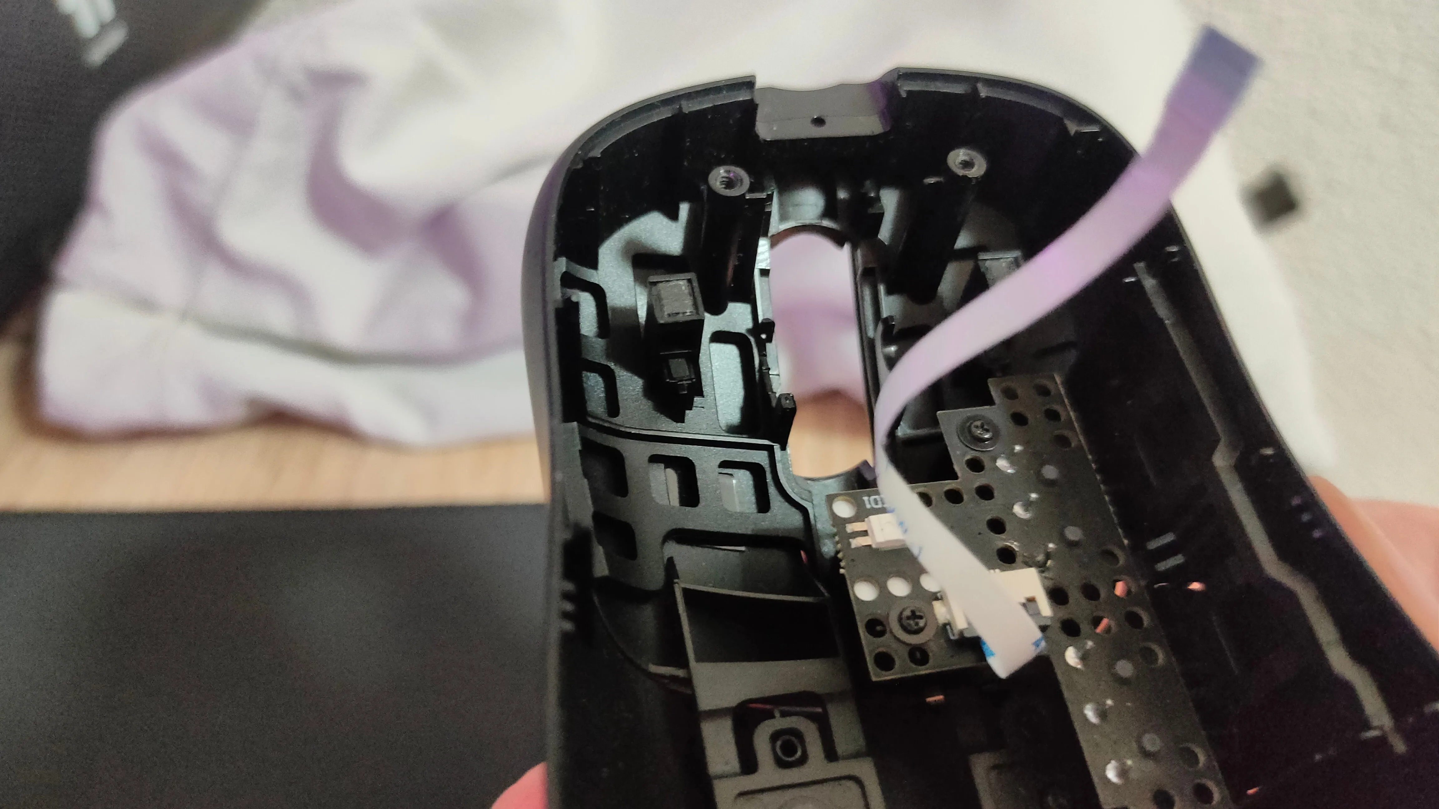 Cơ chế nút bấm bên trong chuột gaming, cho thấy vị trí plunger và microswitch để mod giảm pre-travel.