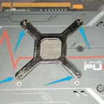 Con dấu bảo hành bị mất trên mặt sau của card đồ họa Sapphire Pulse AMD RX 6800 XT, cho thấy đã từng bị mở.