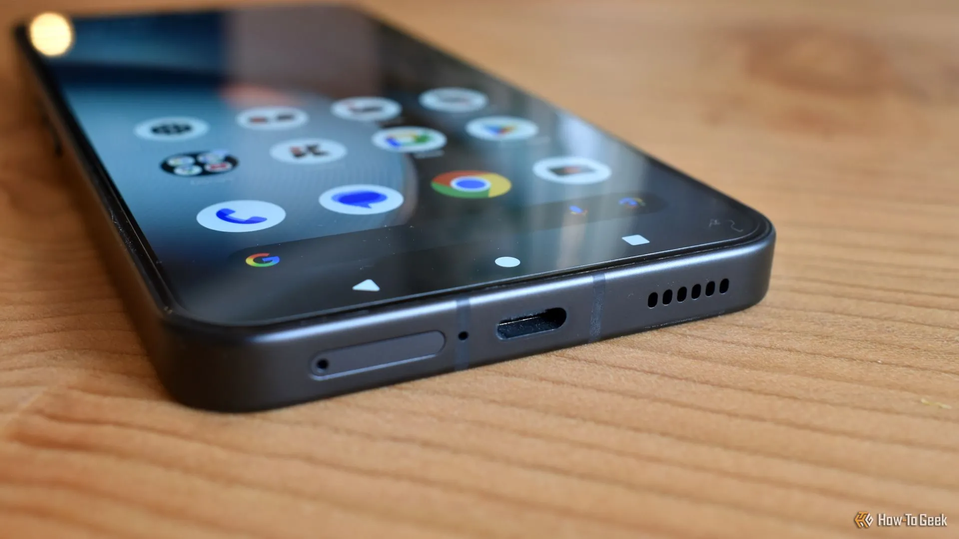 Cổng sạc USB-C của Nothing Phone 3, liên quan đến tính năng sạc nhanh 65W