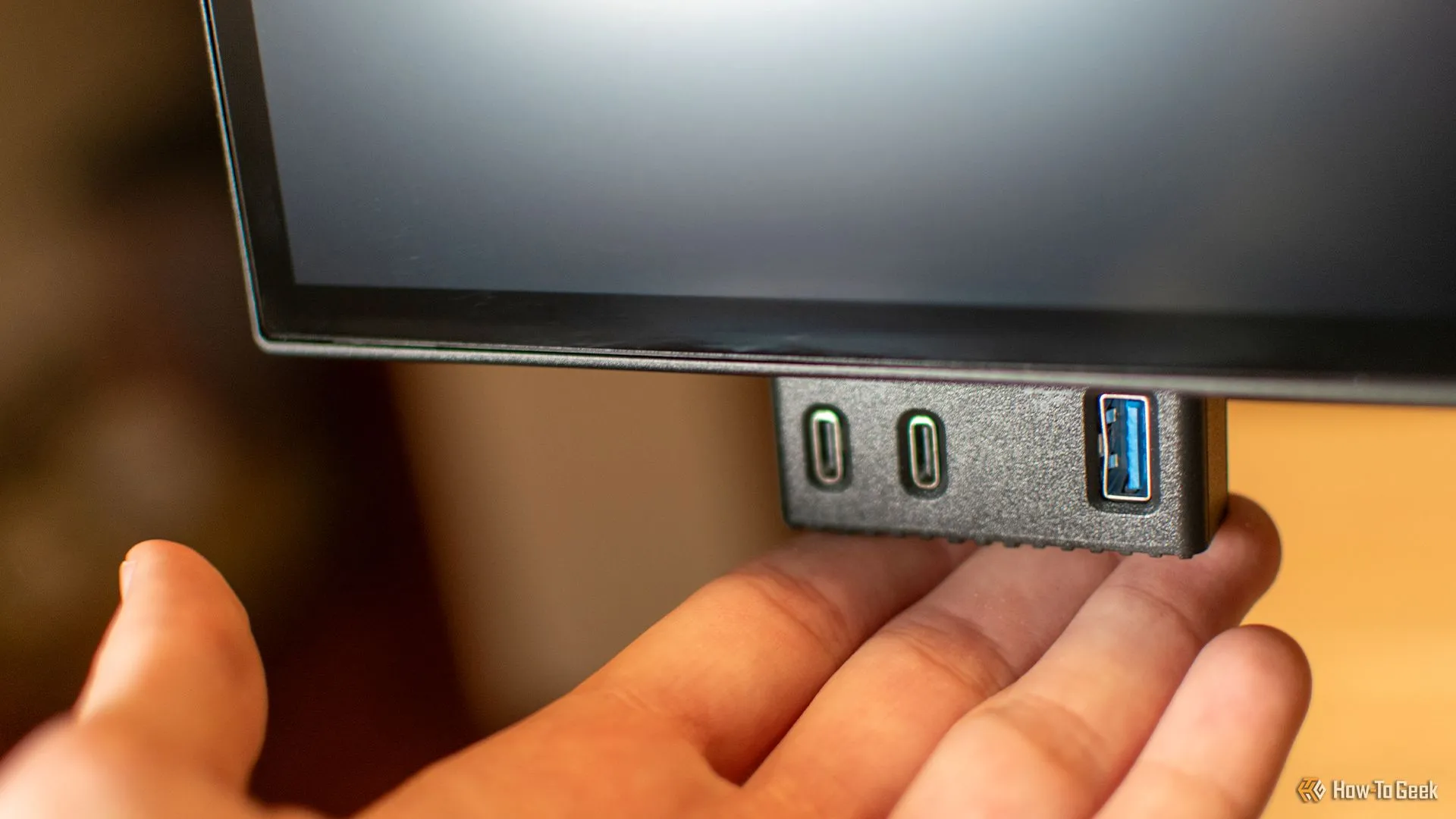 Cổng USB bật ra tiện lợi được bố trí dưới viền màn hình Dell U2725QE