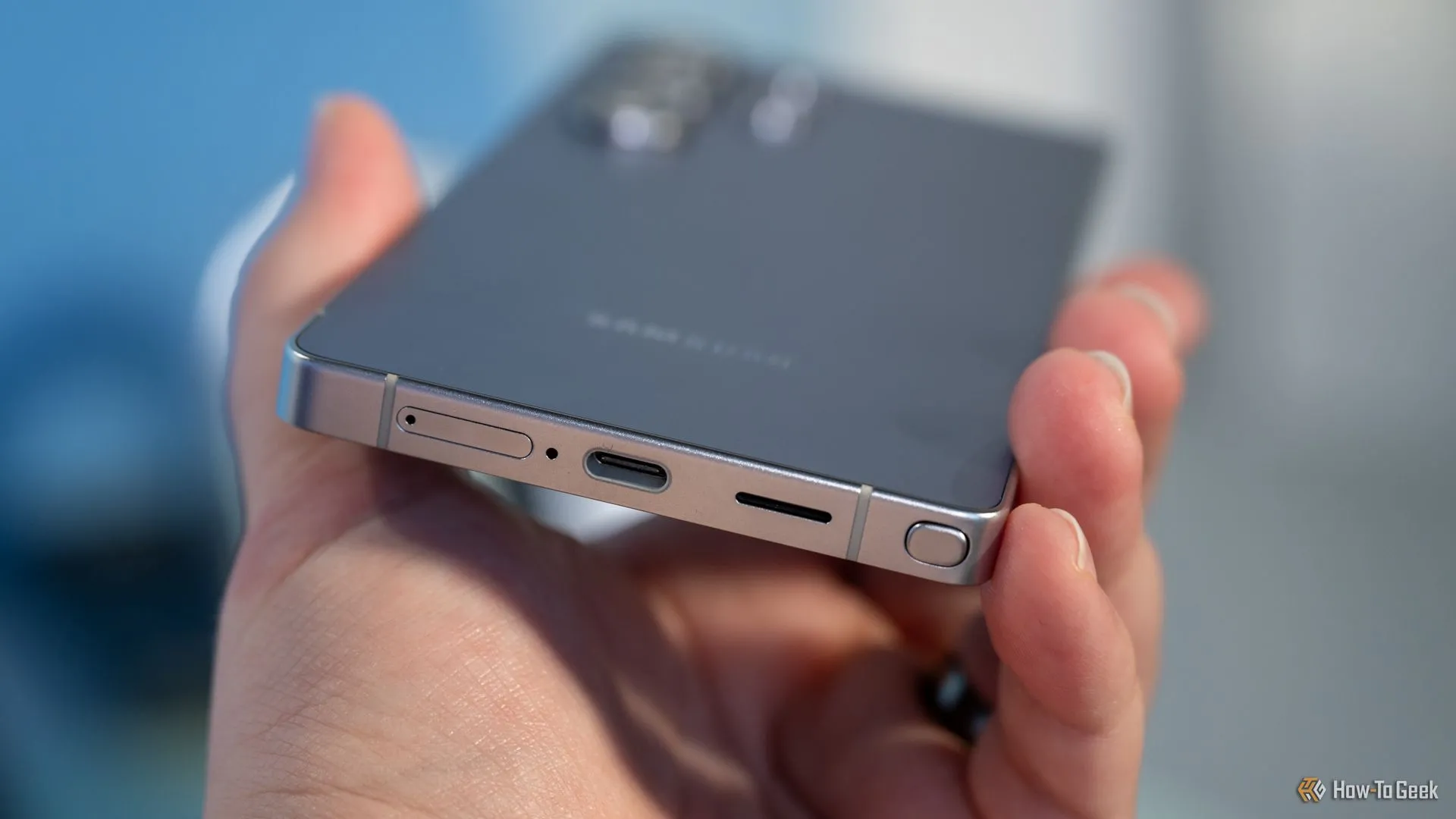 Cổng USB-C, khe SIM và S Pen ở cạnh dưới Samsung Galaxy S25 Ultra, minh họa vị trí cổng sạc.
