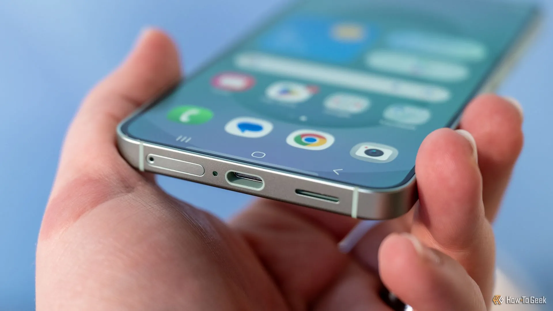 Cổng USB-C và khe cắm SIM ở cạnh dưới của Samsung Galaxy S25+.