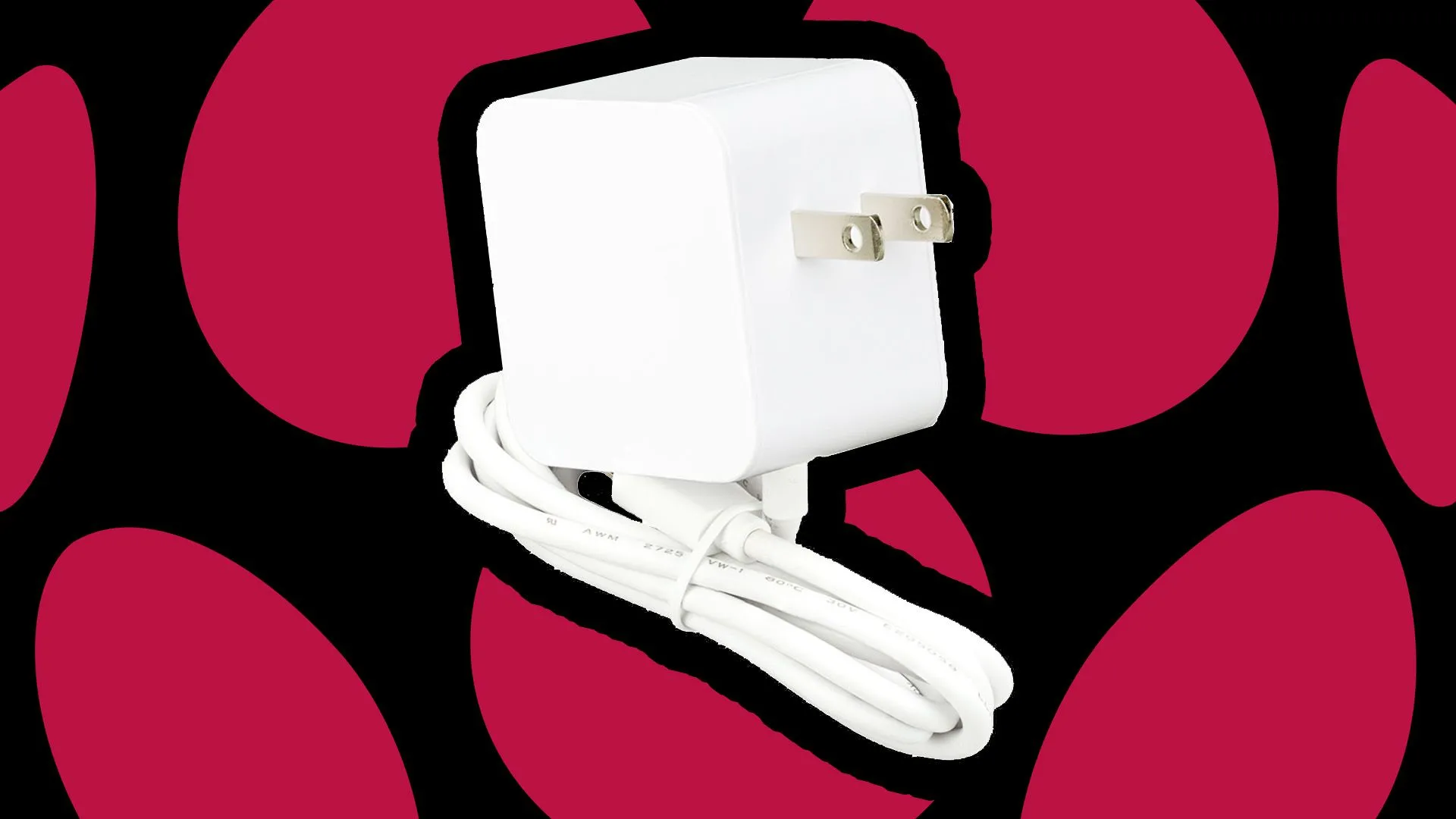 Củ sạc USB-C 45W mới của Raspberry Pi đặt cạnh một bo mạch Raspberry Pi, thể hiện khả năng tương thích và cung cấp nguồn điện dồi dào.