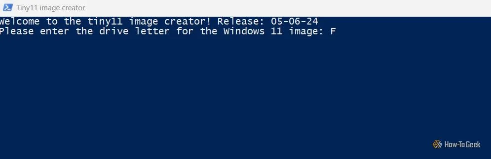 Cửa sổ công cụ Tiny11maker trong PowerShell yêu cầu nhập ký tự ổ đĩa ISO.