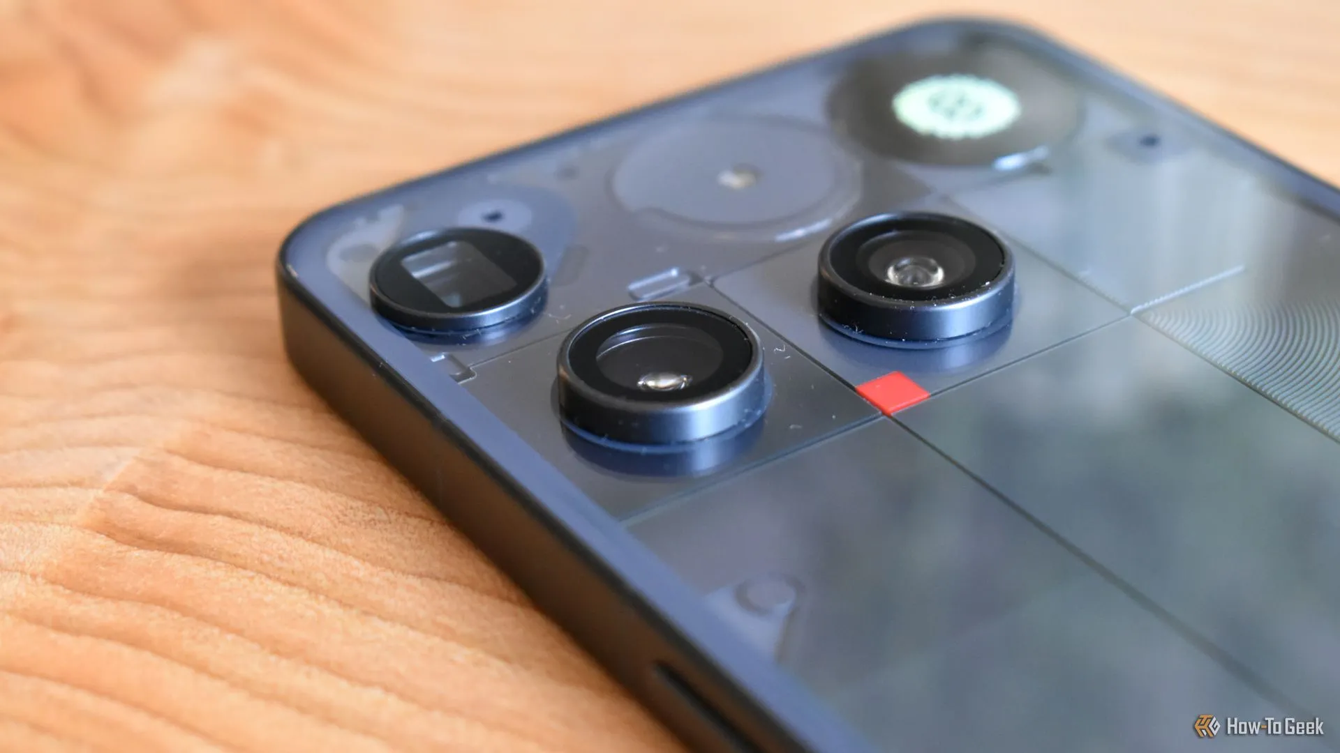 Cụm ba camera sau của Nothing Phone 3, cho thấy thiết kế và bố trí ống kính