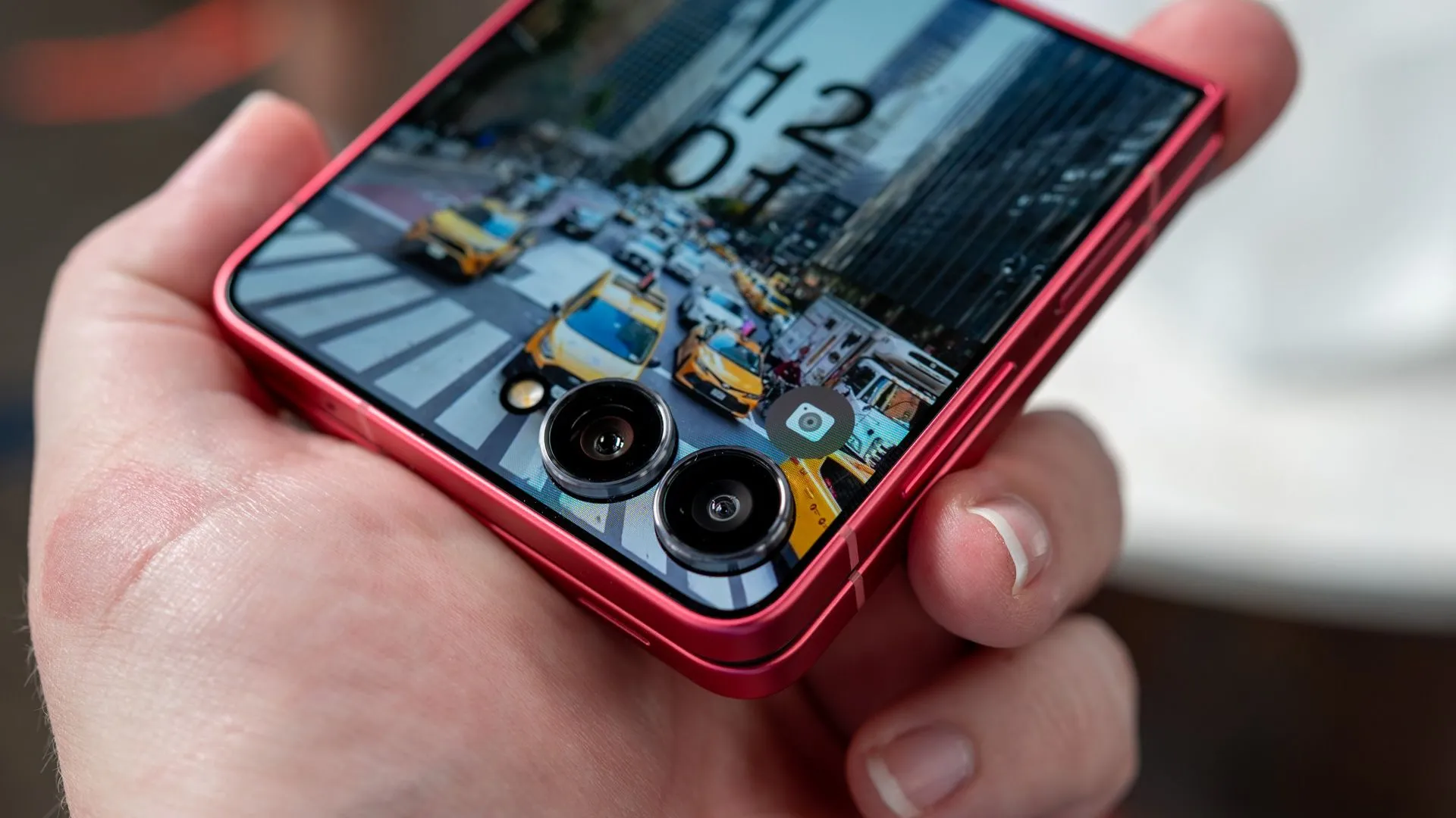 Cụm camera kép của Galaxy Z Flip 7 với cảm biến chính 50MP và siêu rộng 12MP.