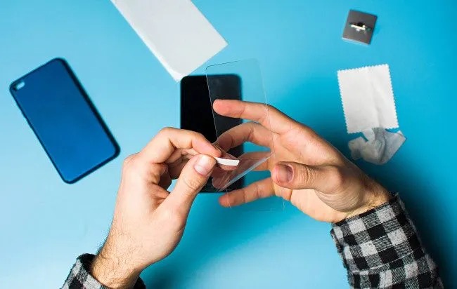 Dán kính cường lực bảo vệ màn hình phẳng của iPhone, dễ dàng hơn so với màn hình cong.