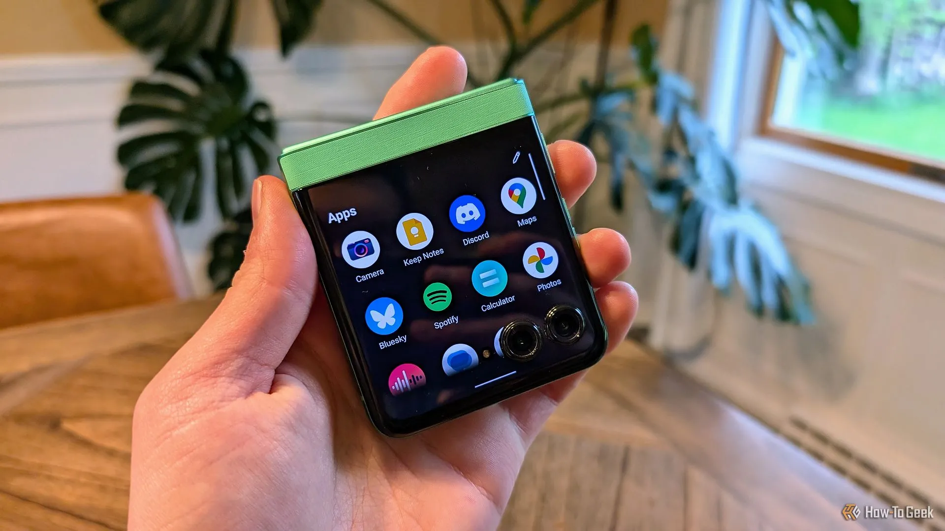 Danh sách ứng dụng hiển thị trên màn hình phụ lớn của Moto Razr 2025, minh họa khả năng đa nhiệm