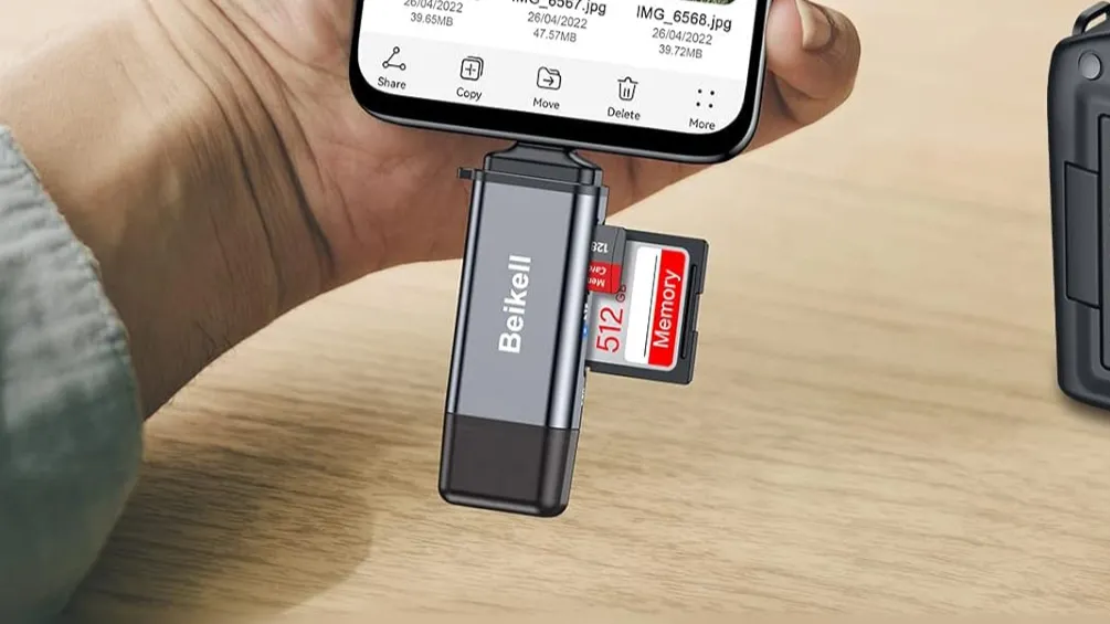 Đầu đọc thẻ nhớ Beikell SD Card Reader nhỏ gọn với khe cắm thẻ microSD và cổng USB-A, tiện lợi cho việc sao chép dữ liệu.