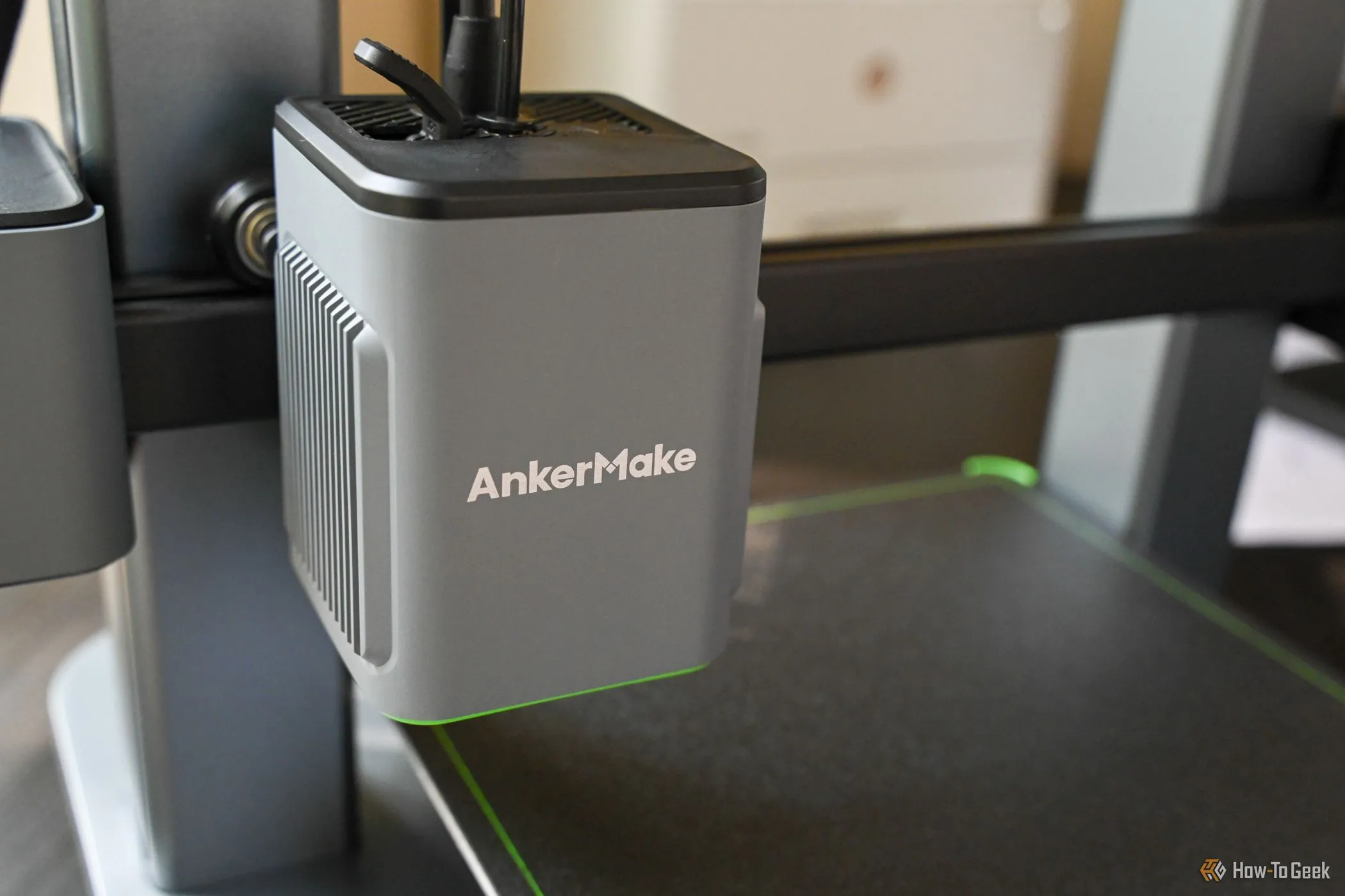 Đầu in của máy in 3D AnkerMake M5C trên nền vải xanh