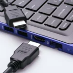 Dây cáp HDMI và cổng kết nối HDMI trên laptop hiện đại