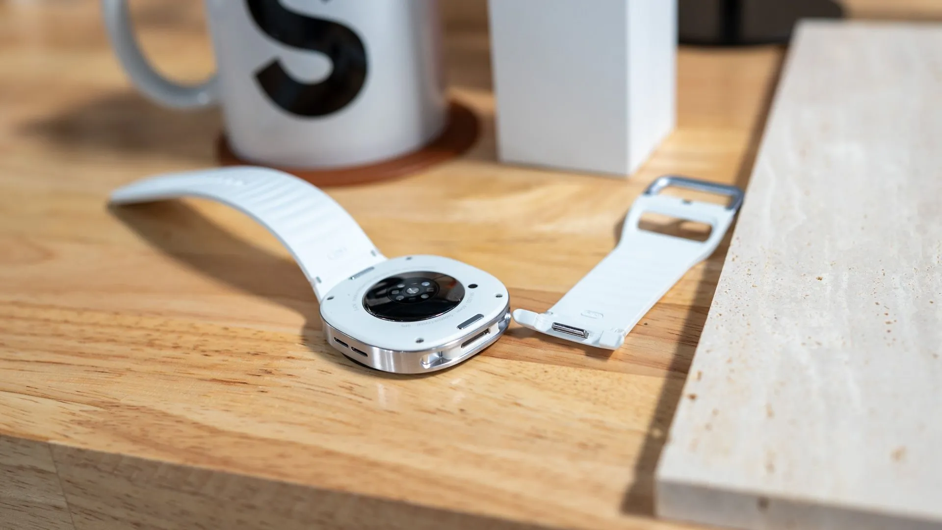 Dây đồng hồ Galaxy Watch 8 Classic được tháo rời, cho thấy hệ thống Dynamic Lug mới giúp thay đổi dây dễ dàng.