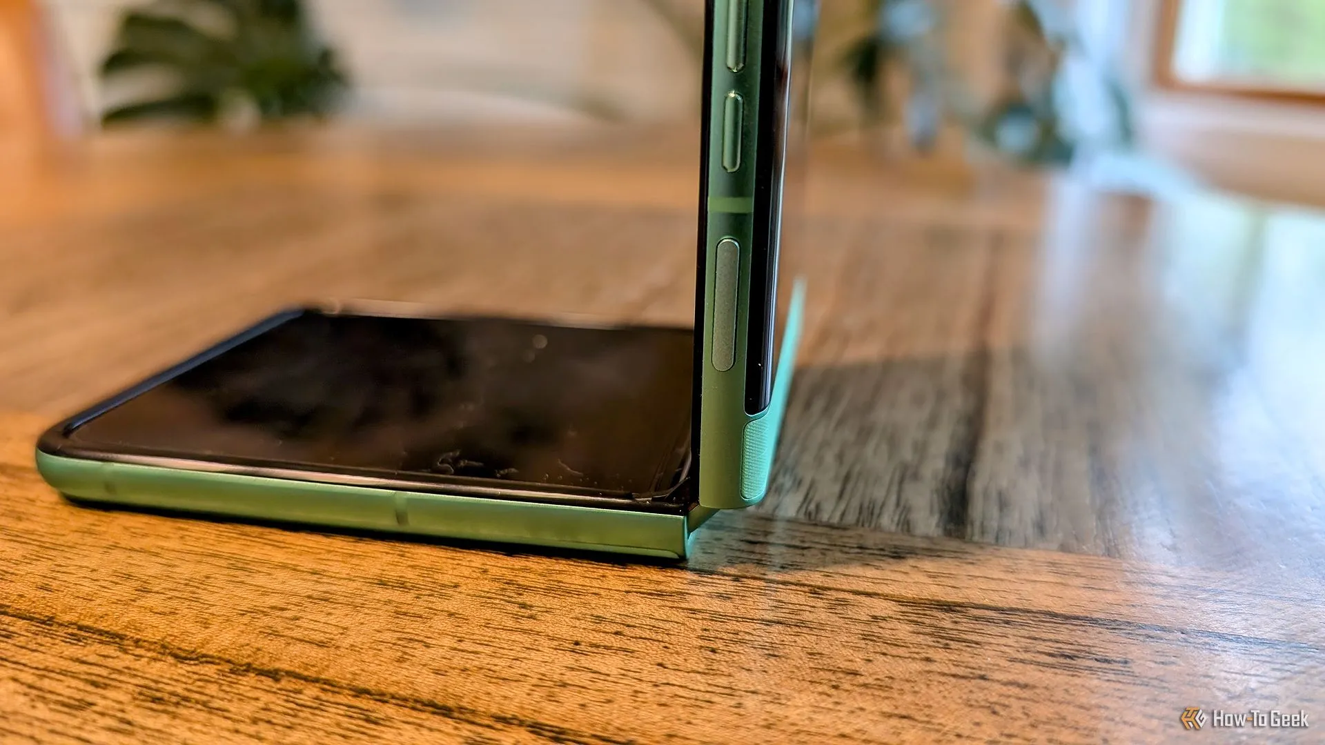 Điện thoại gập Moto Razr 2025 đang mở ở một góc, thể hiện sự linh hoạt của bản lề