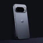 Điện thoại Google Pixel 10 màu trắng trên nền xanh với logo Google