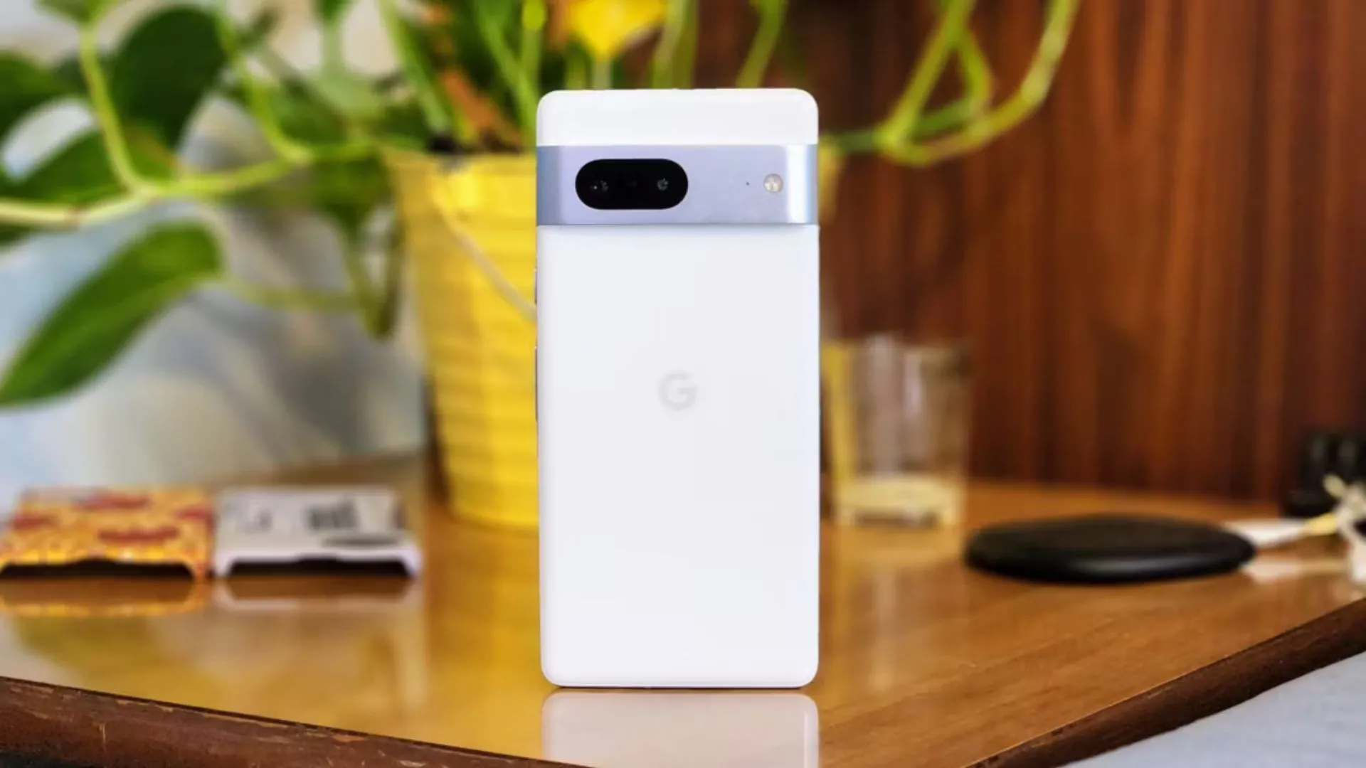 Điện thoại Google Pixel 7 trên bàn, minh họa khả năng xử lý ảnh thuật toán vượt trội
