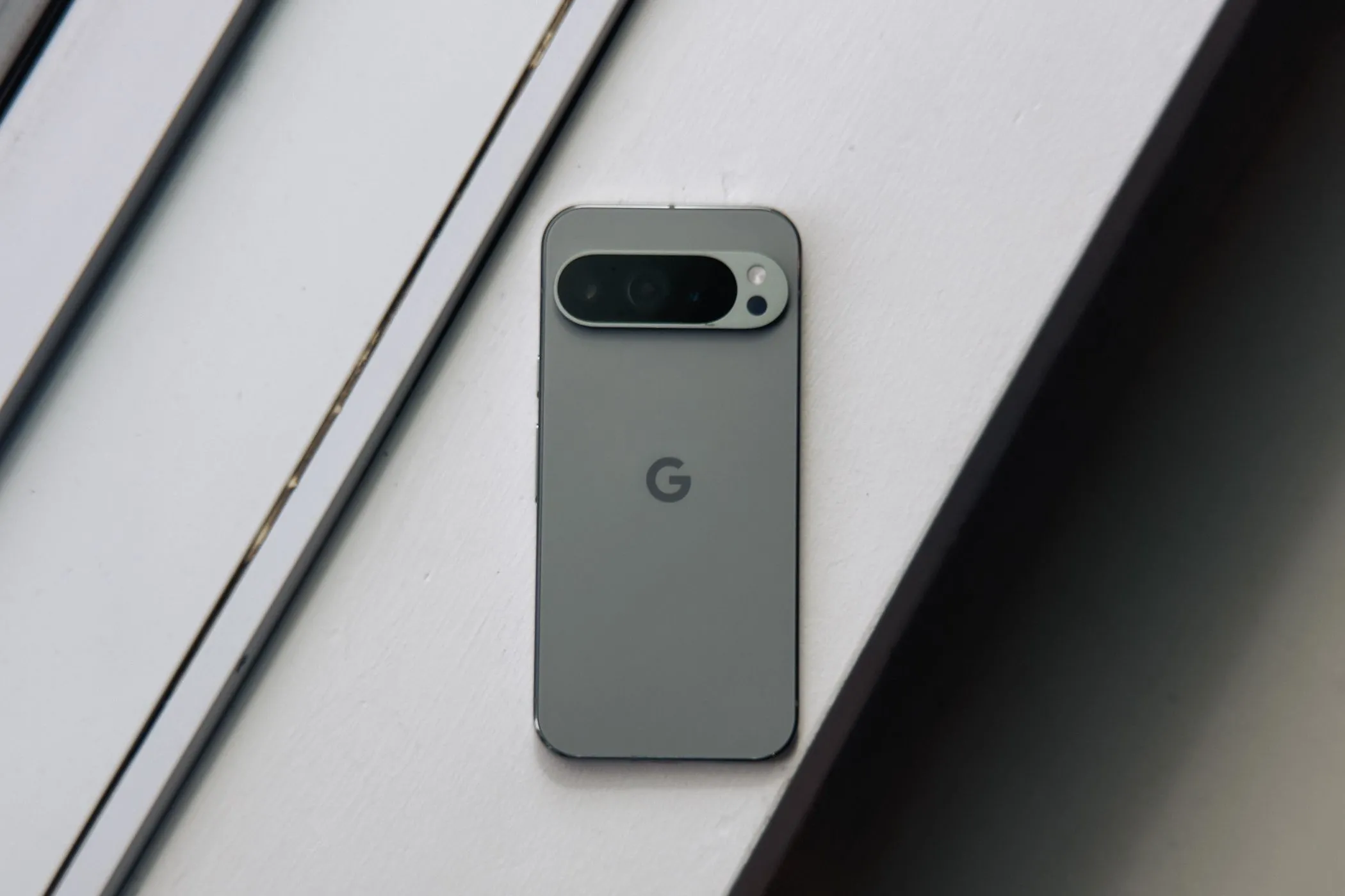 Điện thoại Google Pixel 9 Pro XL màu xanh lá nổi bật trên nền trắng, thể hiện kiểu dáng hiện đại.