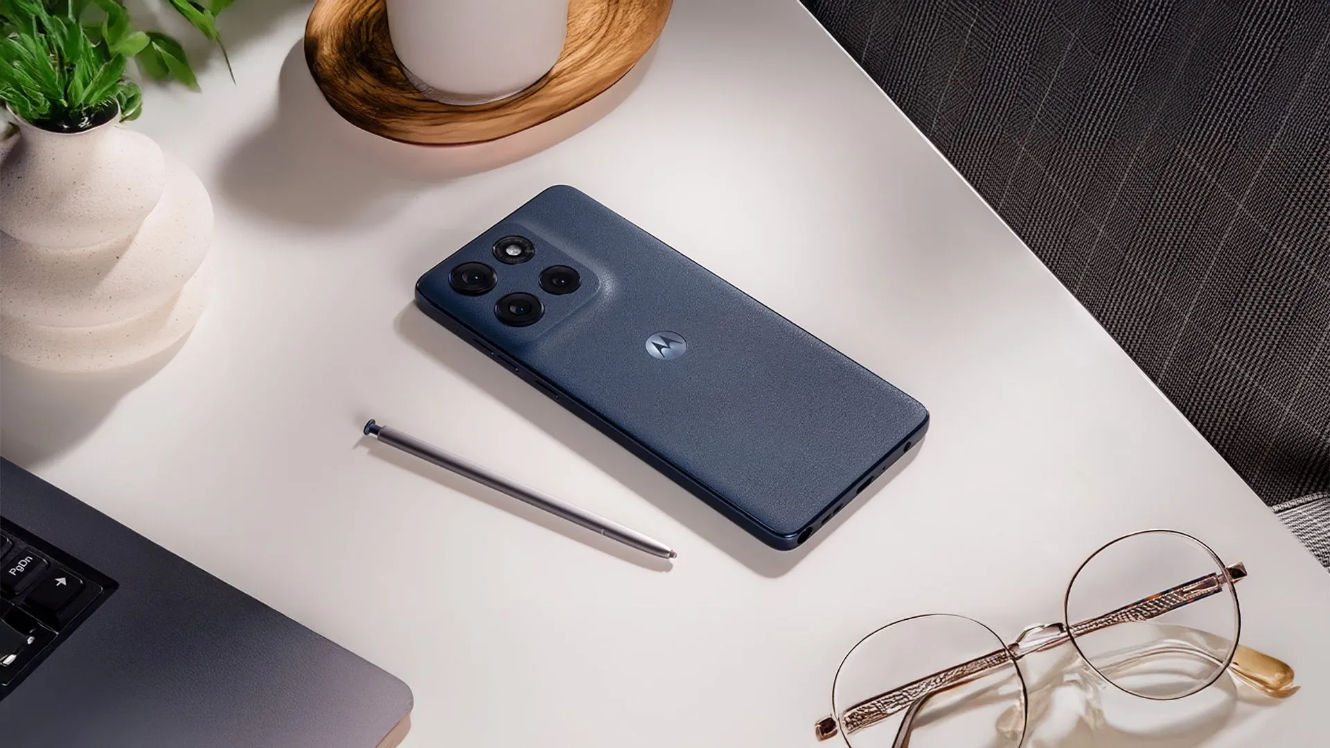 Điện thoại Motorola Moto G Stylus 2025 màu xanh, nổi bật với bút cảm ứng đi kèm và thiết kế hiện đại.