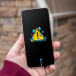 Điện thoại Samsung Galaxy báo phát hiện độ ẩm trên màn hình dính nước, minh họa rủi ro khi cổng sạc bị ngấm nước, ảnh hưởng đến khả năng kháng nước của smartphone.