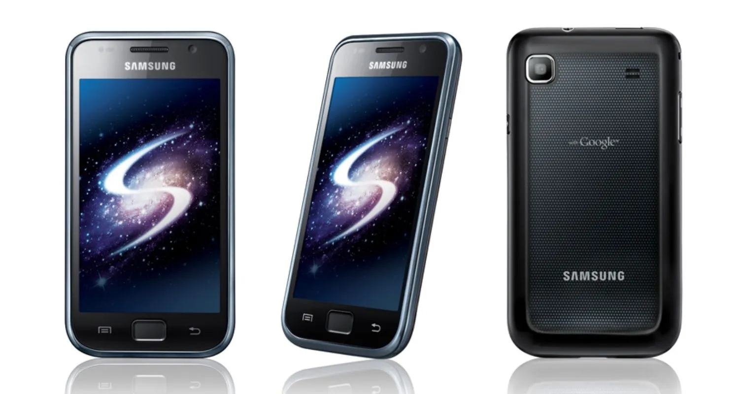 Điện thoại Samsung Galaxy S thế hệ đầu tiên nhìn từ nhiều góc độ, một thiết bị quan trọng đã giúp Samsung khẳng định vị thế dẫn đầu trong thị trường smartphone Android.