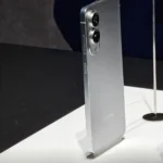Điện thoại Samsung Galaxy S25 Edge siêu mỏng đặt trên bàn, thể hiện thiết kế sang trọng.