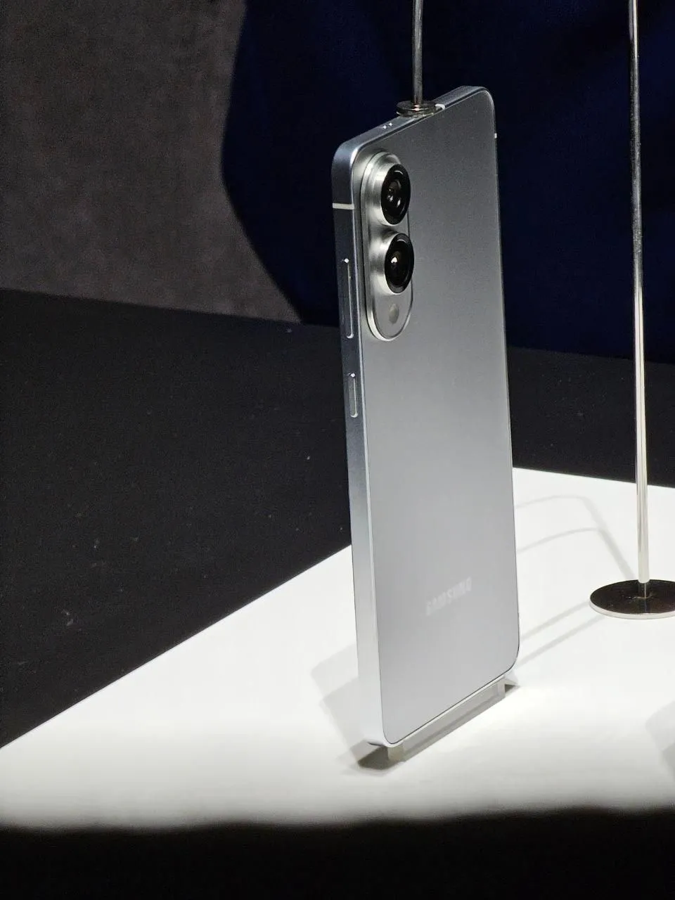 Điện thoại Samsung Galaxy S25 Edge siêu mỏng đặt trên bàn, thể hiện thiết kế sang trọng.