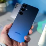 Điện thoại Samsung Galaxy S25+ màu xanh navy đang được cầm trên tay.