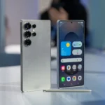 Điện thoại Samsung Galaxy S25 Ultra với bút S Pen hiển thị mặt trước và sau trên bàn, minh họa thiết kế cao cấp.