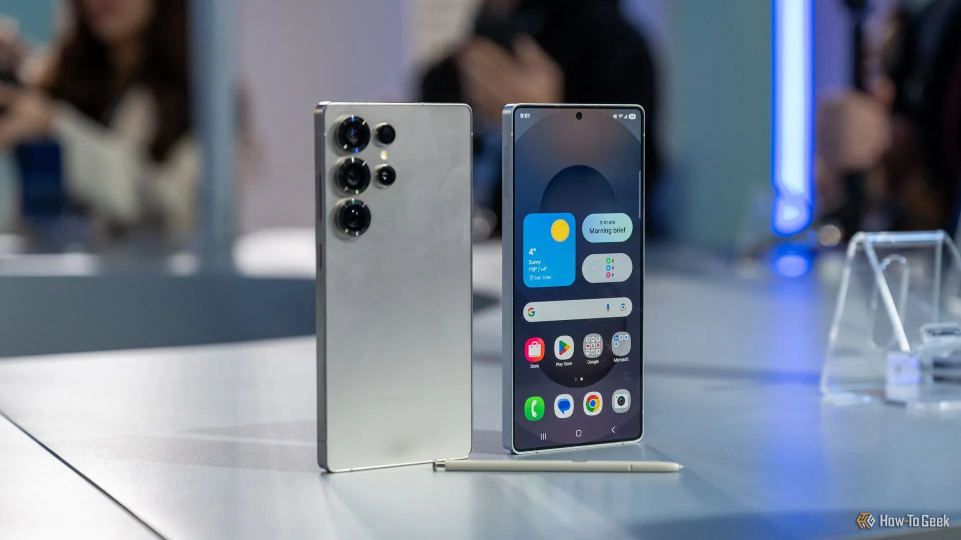 Điện thoại Samsung Galaxy S25 Ultra với bút S Pen hiển thị mặt trước và sau trên bàn, minh họa thiết kế cao cấp.