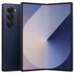 Điện thoại Samsung Galaxy Z Fold 6 đang gập lại, hiển thị màn hình ngoài và thân máy mỏng gọn.