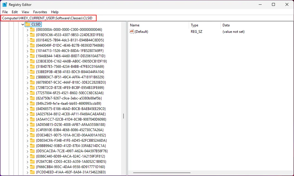 Điều hướng đến khóa CLSID trong Registry Editor để khôi phục menu chuột phải cũ trên Windows 11.