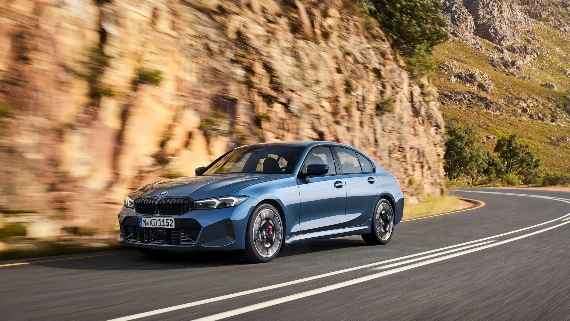 Động cơ xe BMW với các chi tiết phức tạp, minh họa cho vấn đề lỗi điện gây ra đợt triệu hồi gần đây.