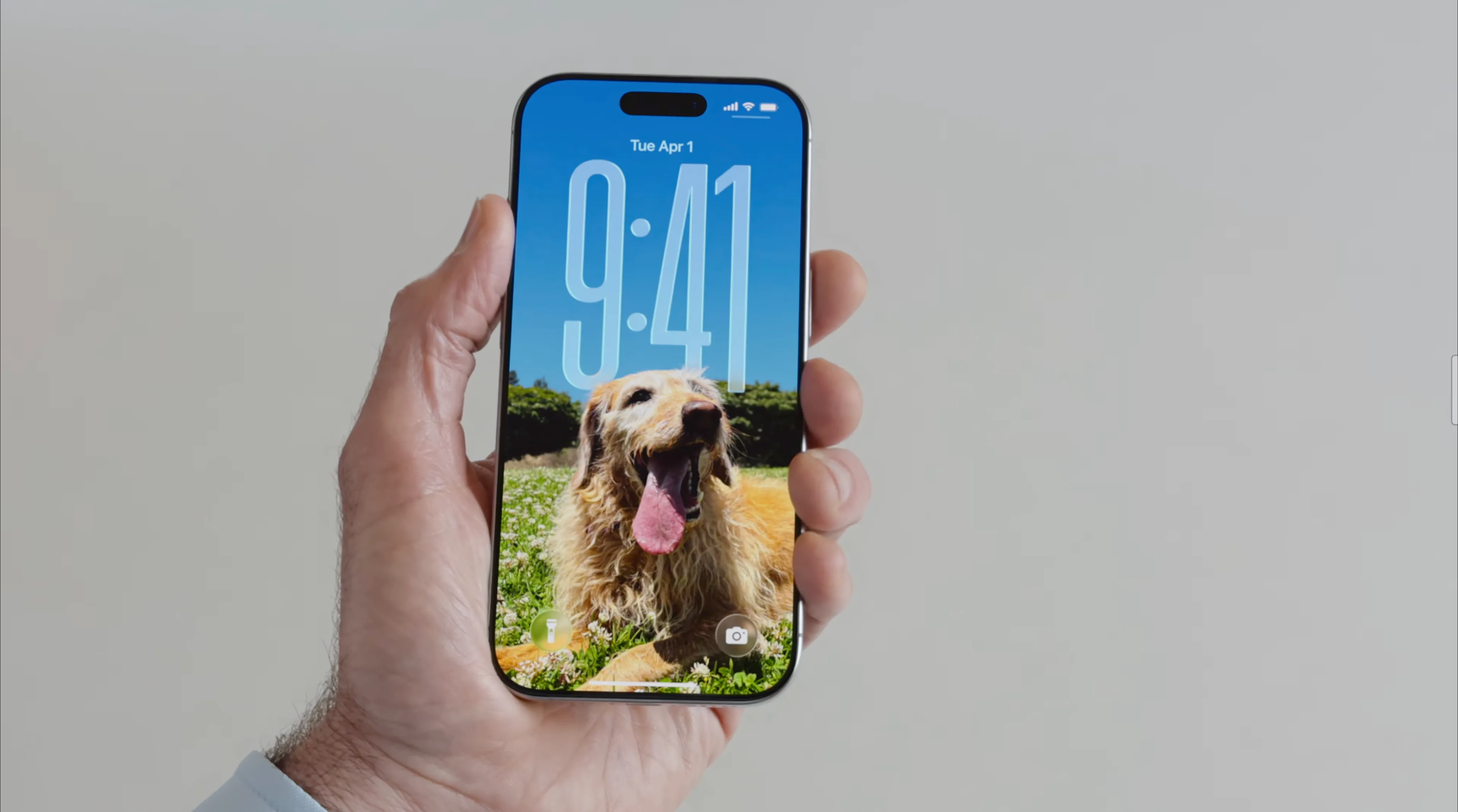 Đồng hồ động trên màn hình khóa iOS 26 với hiệu ứng thủy tinh và khả năng tương tác độc đáo.