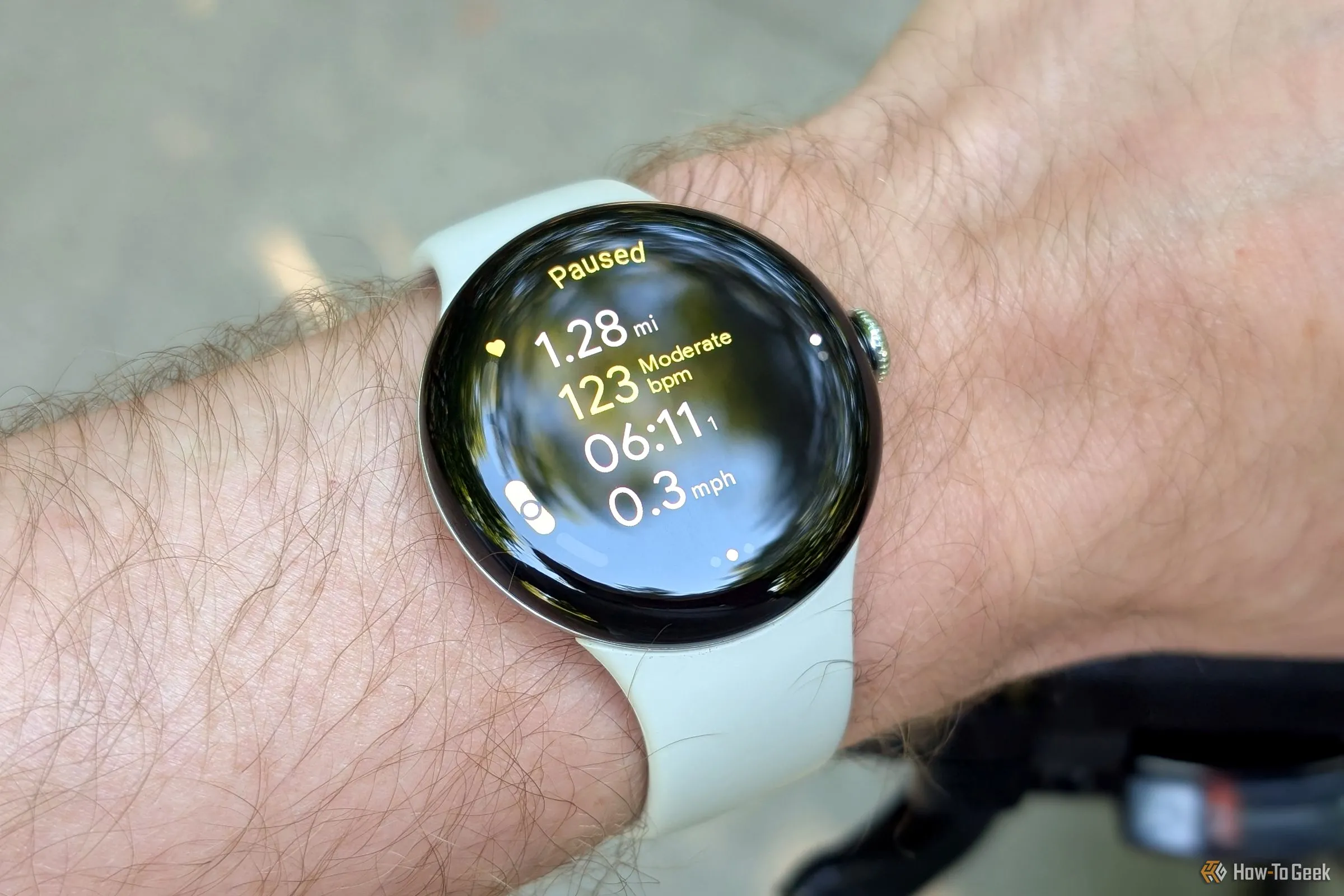 Đồng hồ Google Pixel Watch 3 trên cổ tay, hiển thị tính năng theo dõi sức khỏe mới được kích hoạt sau khi nhận cập nhật phát hiện mất nhịp tim.