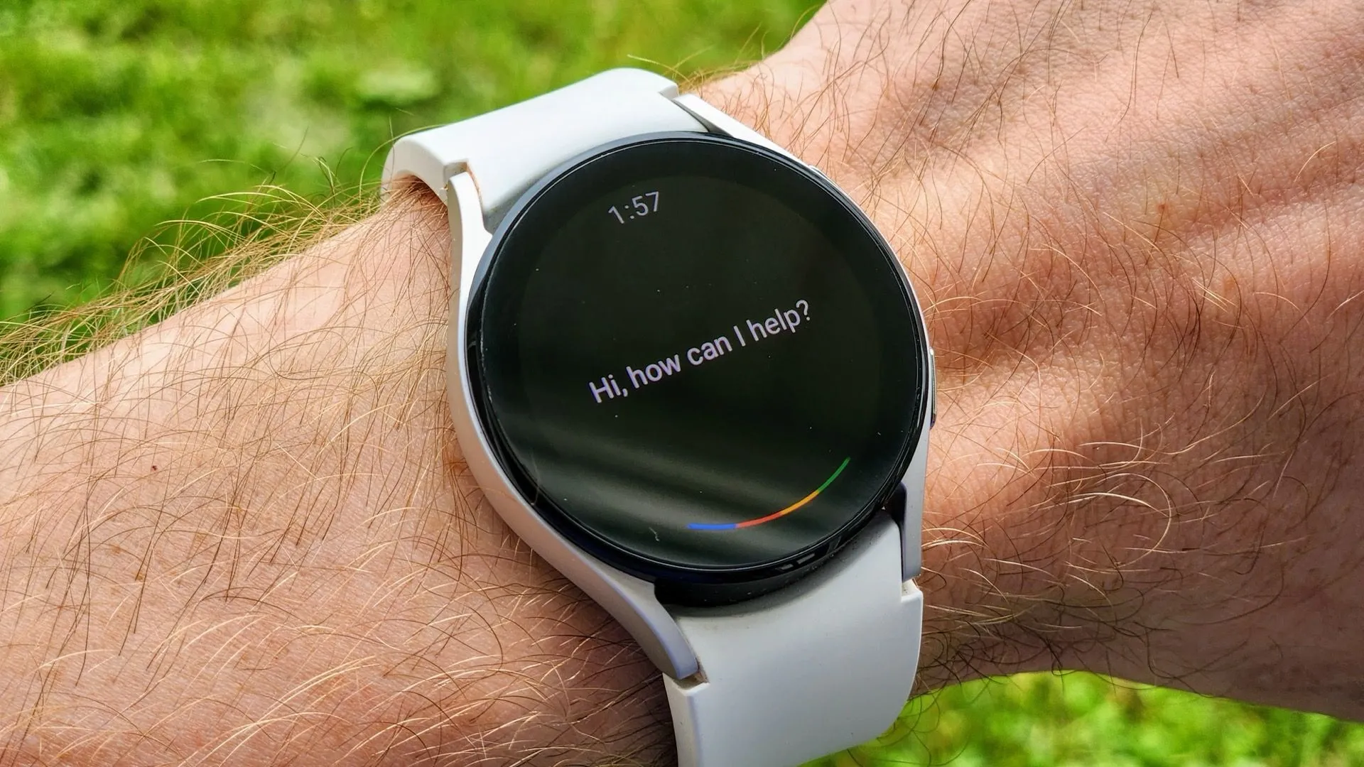 Đồng hồ thông minh đeo tay hiển thị giao diện người dùng, biểu tượng cho việc Gemini thay thế Google Assistant trên Wear OS.