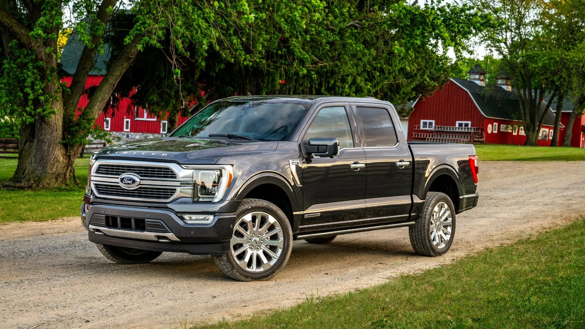 Ford F-150 2021 màu xám đỗ trên đường sỏi đá tại trang trại, đại diện cho dòng xe bán tải truyền thống của Mỹ đang cạnh tranh khốc liệt với SUV.
