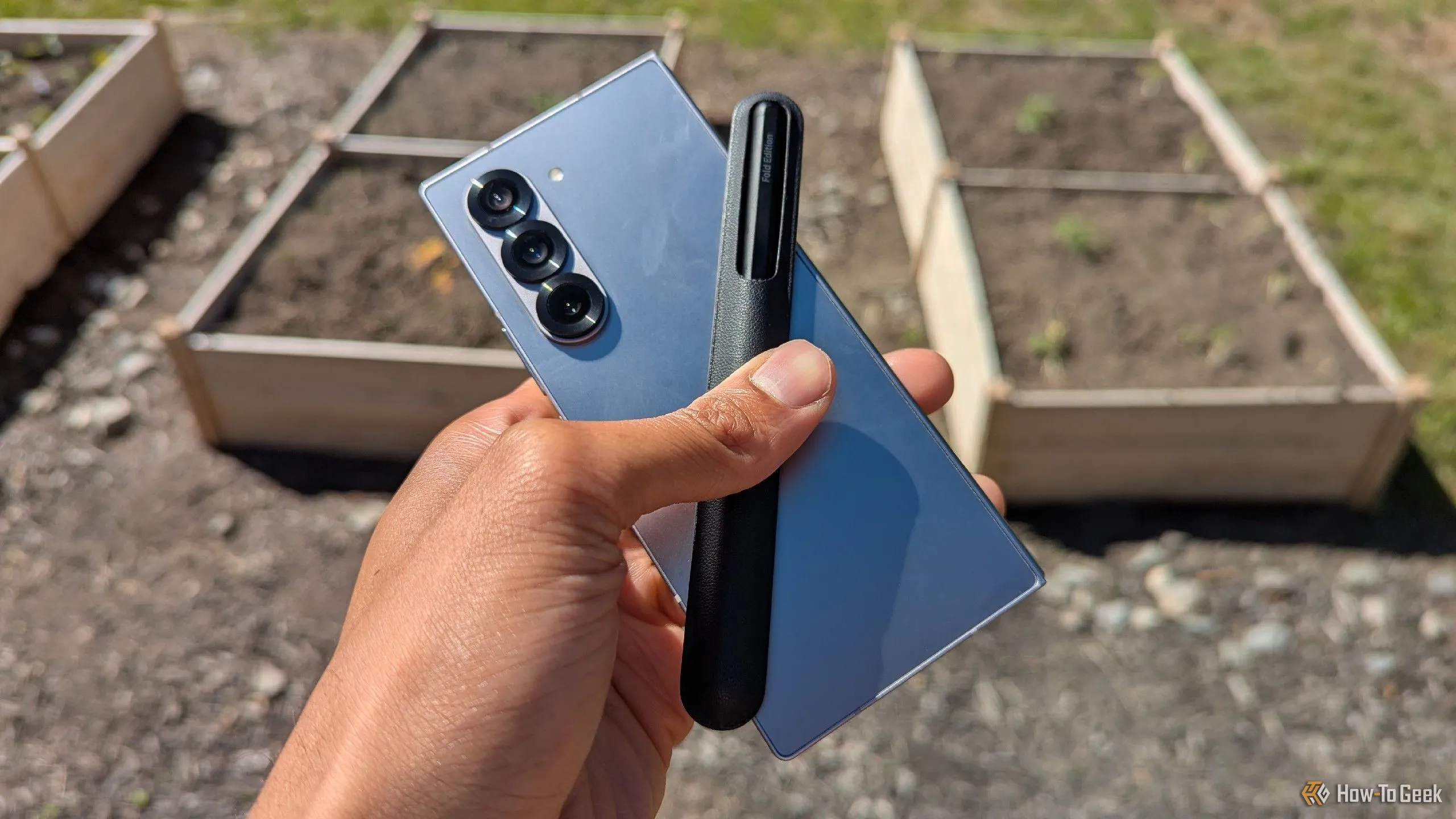 Galaxy Z Fold 6 và S Pen trong không gian vườn xanh mát, tượng trưng cho làm việc linh hoạt