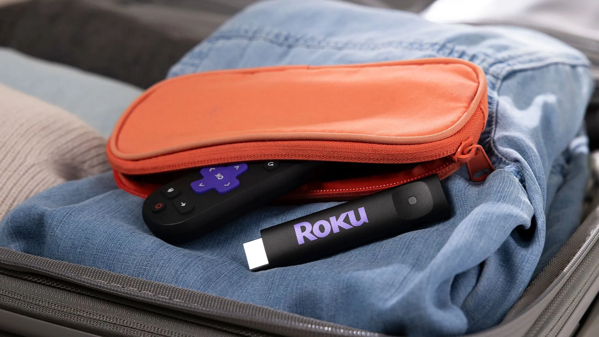 Gậy streaming Roku nhỏ gọn được đặt cạnh điện thoại