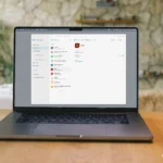 Giao diện 1Password hiển thị trên màn hình máy tính xách tay, thể hiện sự tiện lợi khi quản lý mật khẩu.
