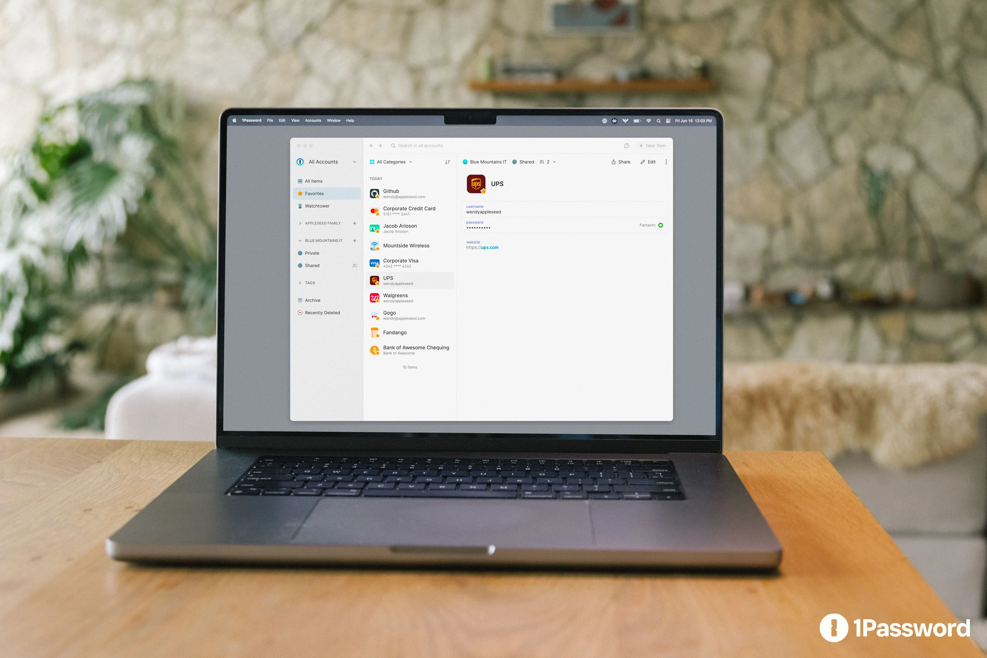 Giao diện 1Password hiển thị trên màn hình máy tính xách tay, thể hiện sự tiện lợi khi quản lý mật khẩu.
